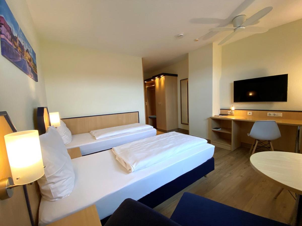 Hotel Am Wiesenweg L 24H Check-In Hausen  Exteriér fotografie