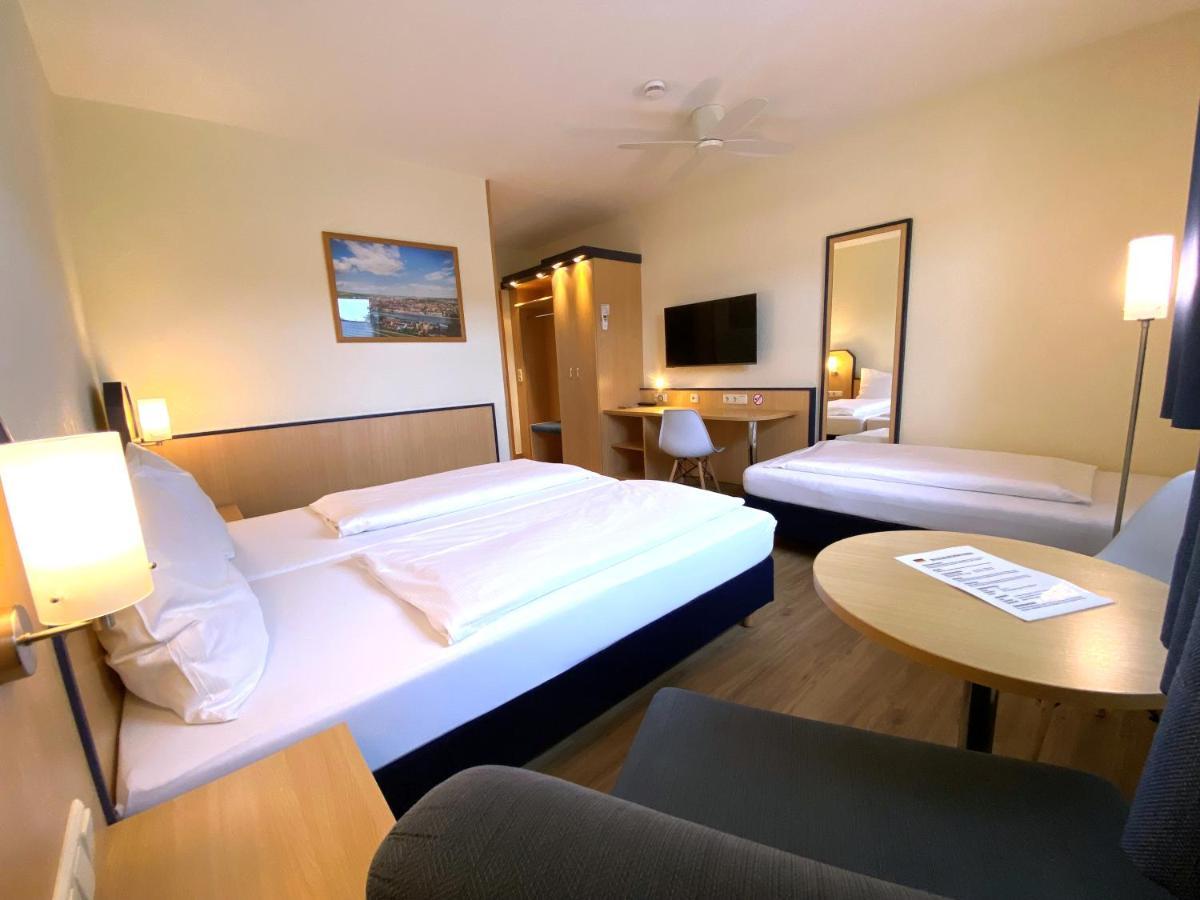 Hotel Am Wiesenweg L 24H Check-In Hausen  Exteriér fotografie